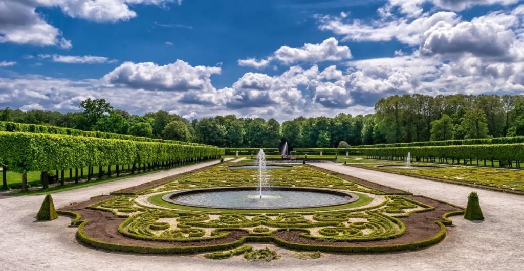 Visueel overzicht van het proces van tuinontwerp met de stappen idee, ontwerp en realisatie voor droomtuinen