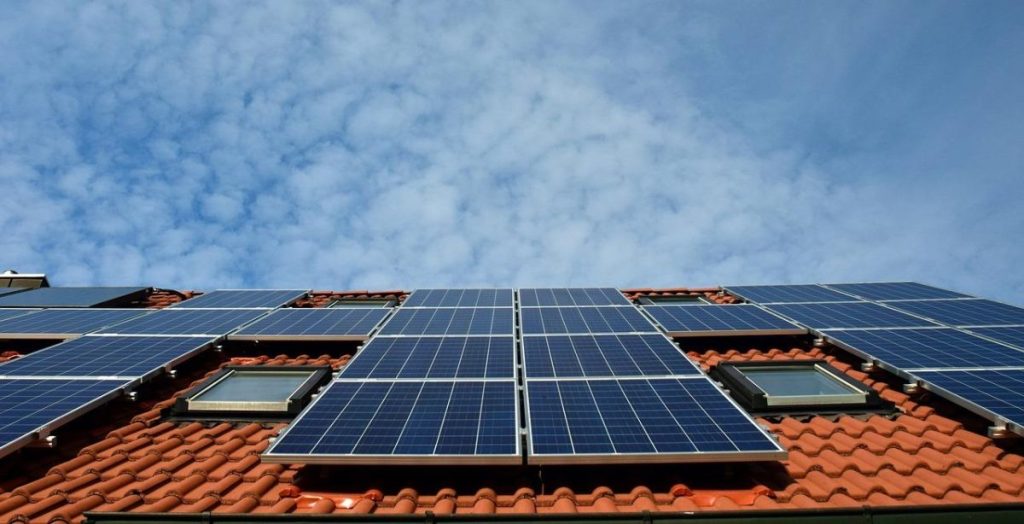 Infographic tonen hoe zonnepanelen kosten verlagen met berekening terugverdientijd en jaarlijkse besparingen op energierekeni
