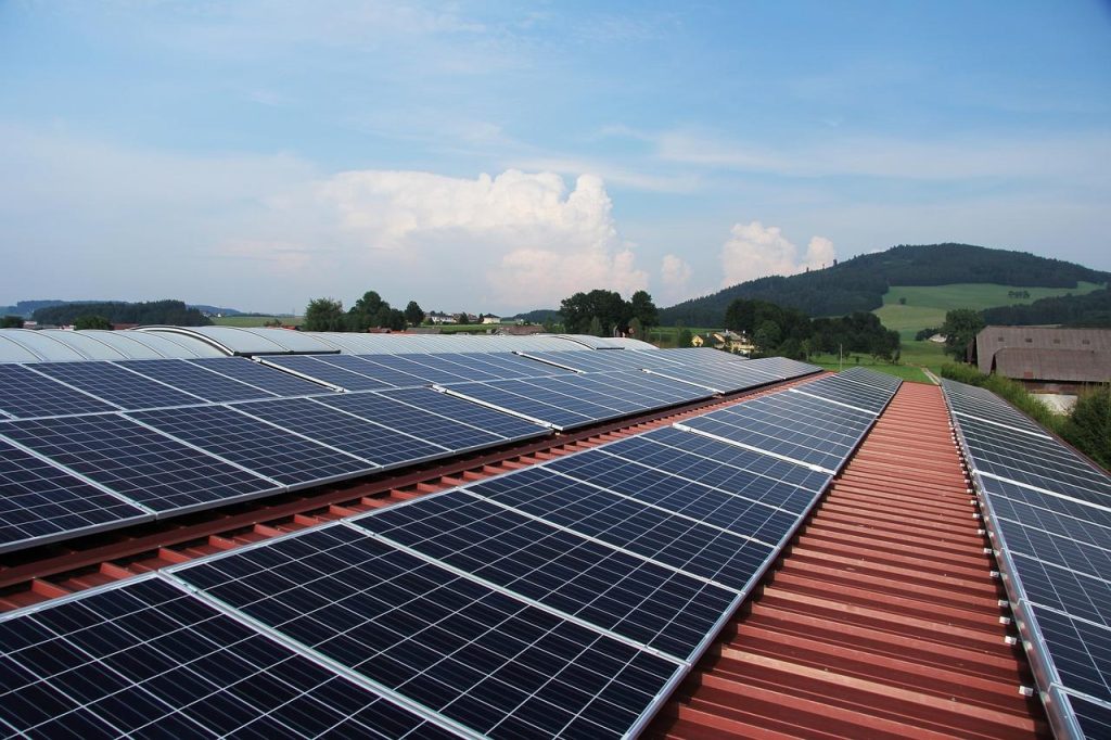 Visuele gids voor het kiezen van juiste zonnepanelen met vergelijking van rendement en types