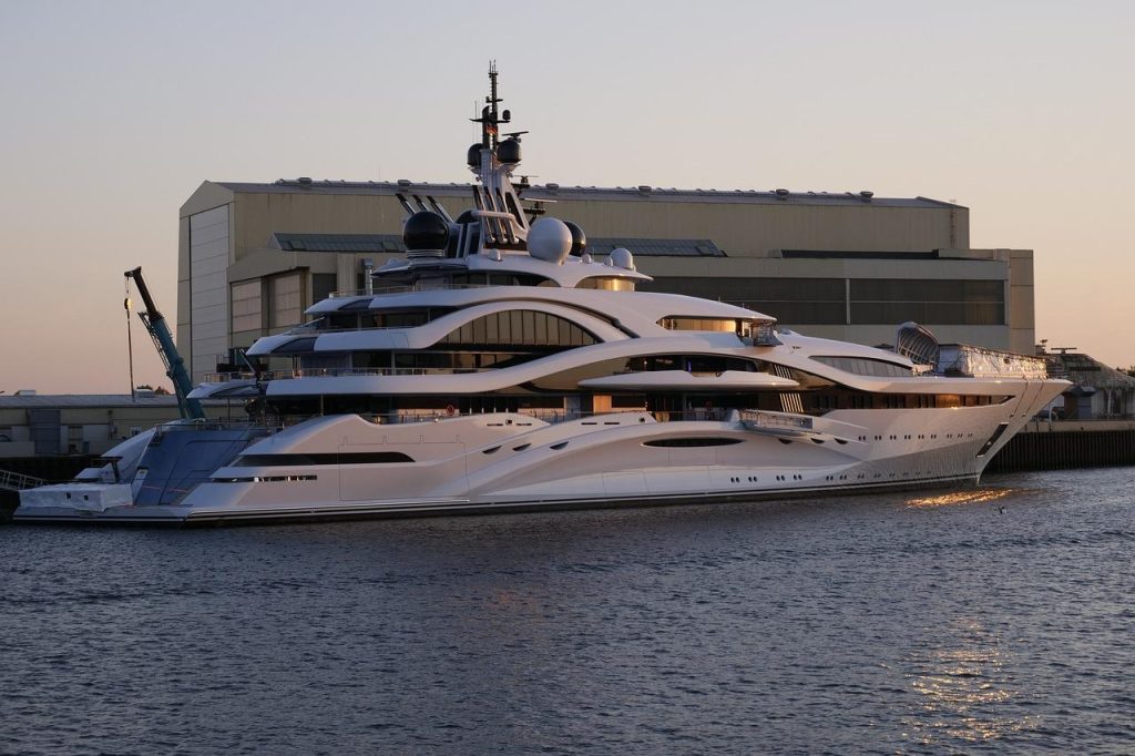 Moderne zeilyacht klaar voor yachtcharter avontuur in Sneek, omgeven door Friese wateren en pittoreske dorpjes