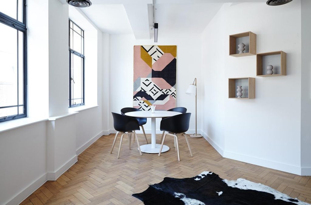 Moderne stoelen die een voorbeeld zijn van interieur ontwerp waar een ontwerper die bij je past uitstekend in kan schitteren