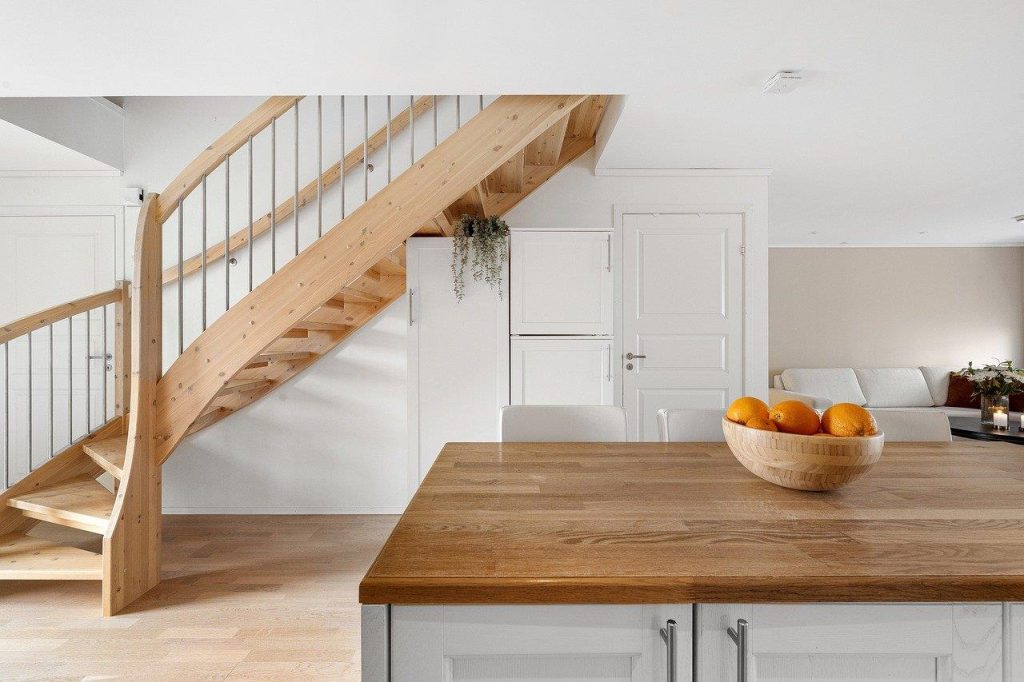 Moderne kamer met wandpanelen, boekenkasten en vloerkleden voor betere akoestiek en geluidsisolatie