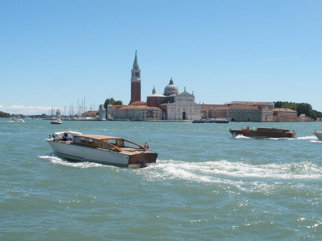 Boot in Venetië met water, illustratief voor waarom onderhouden van boot belangrijk is voor langdurig plezier