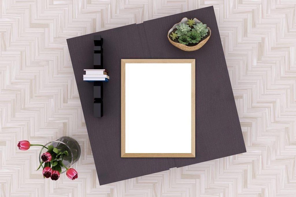 Stijlvol zwart vloerkleed met textuur onder salontafel in moderne woonkamer met lichte meubels