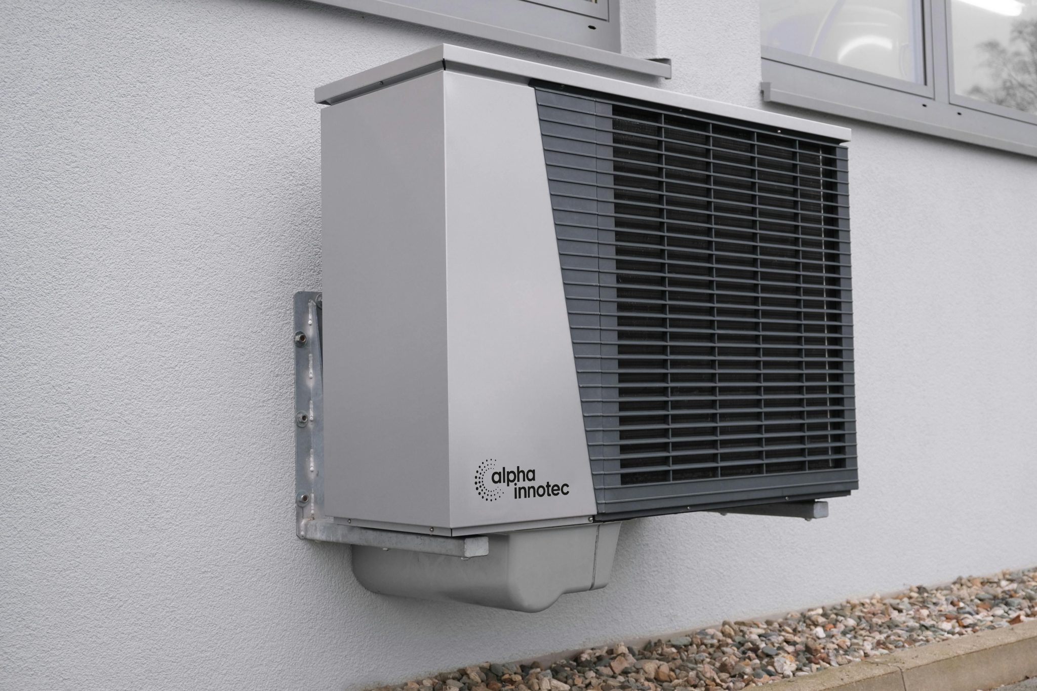 Moderne warmtepomp installatie buiten aan woning met verwarmingstechnologie voor energiezuinig comfort