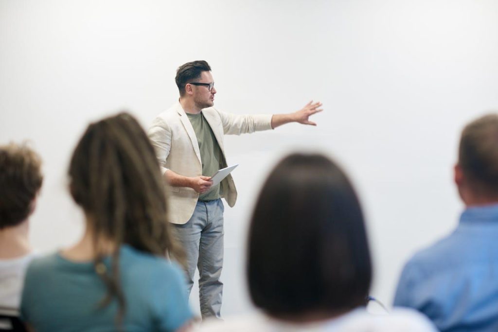 Docent geeft training in cursussen voor docenten met focus op formatief evalueren en leerlingenengagement