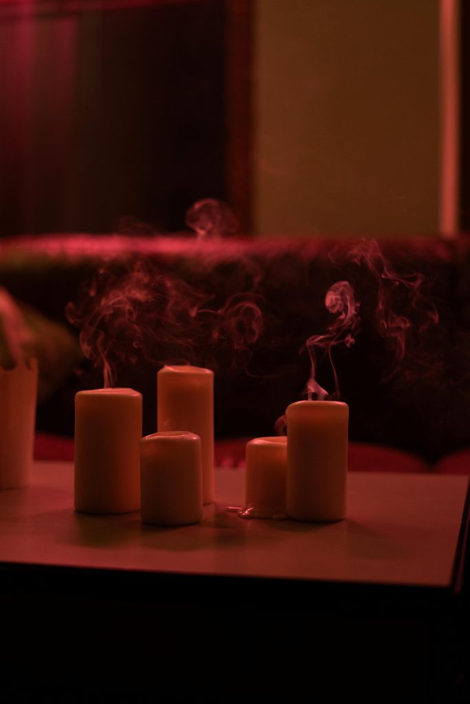 Luxe loungeruimte in een sexclub met sfeervolle verlichting en elegante inrichting voor een onvergetelijke beleving