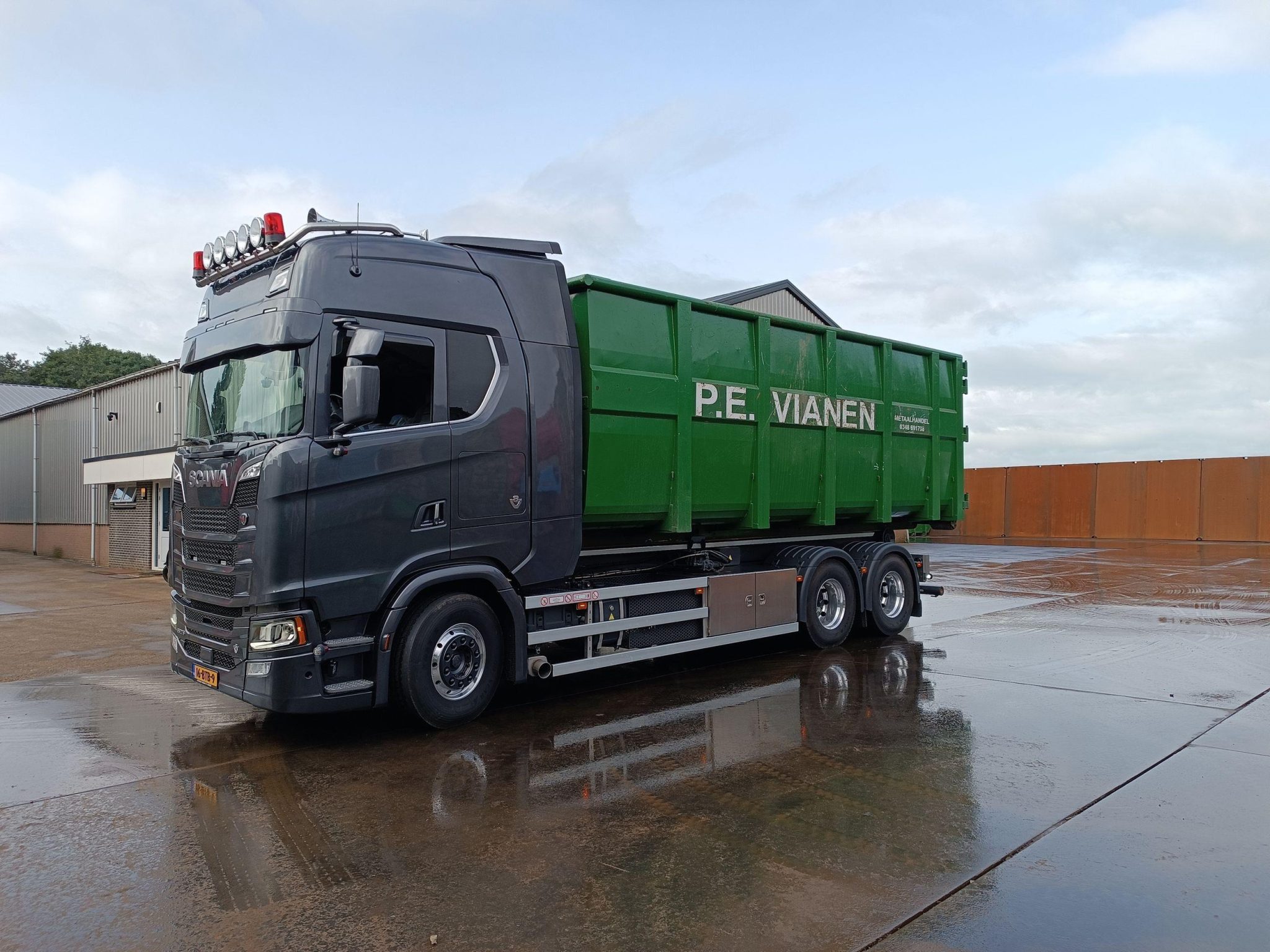Professioneel metaalrecyclingsbedrijf met moderne afvalverwerkingsfaciliteiten voor efficiënte en duurzame grondstofbenutting